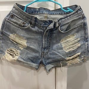 Light eased distressed Levi Jean shorts